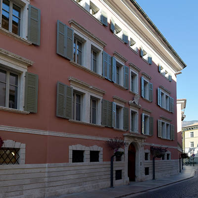 facciata frontale di Palazzo Consolati, color pesca