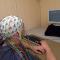 Volontario durante un esperimento con l'EEG