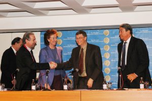 Davide Bassi, Letizia Moratti, Bill Gates, Lucio Stanca. Praga, 2 febbraio 2005.