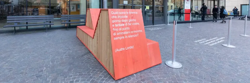 Foto della panchina rossa davanti a Palazzo Prodi