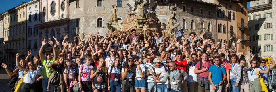 ragazzi e ragazze davanti alla fontana del Nettuno in Piazza Fiera a Trento