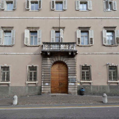 the entrance door of Palazzo Fedrigotti