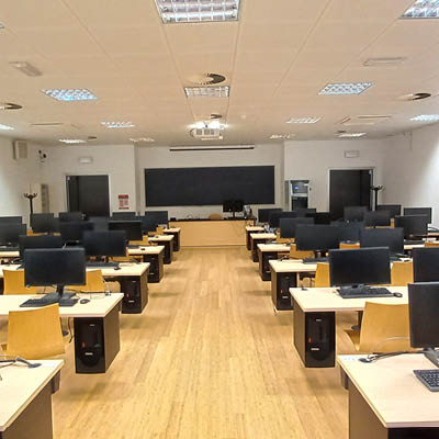 aula informatica con pc. Pavimento in legno