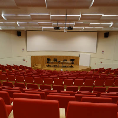 auditorium con poltrone rosse a gradinate