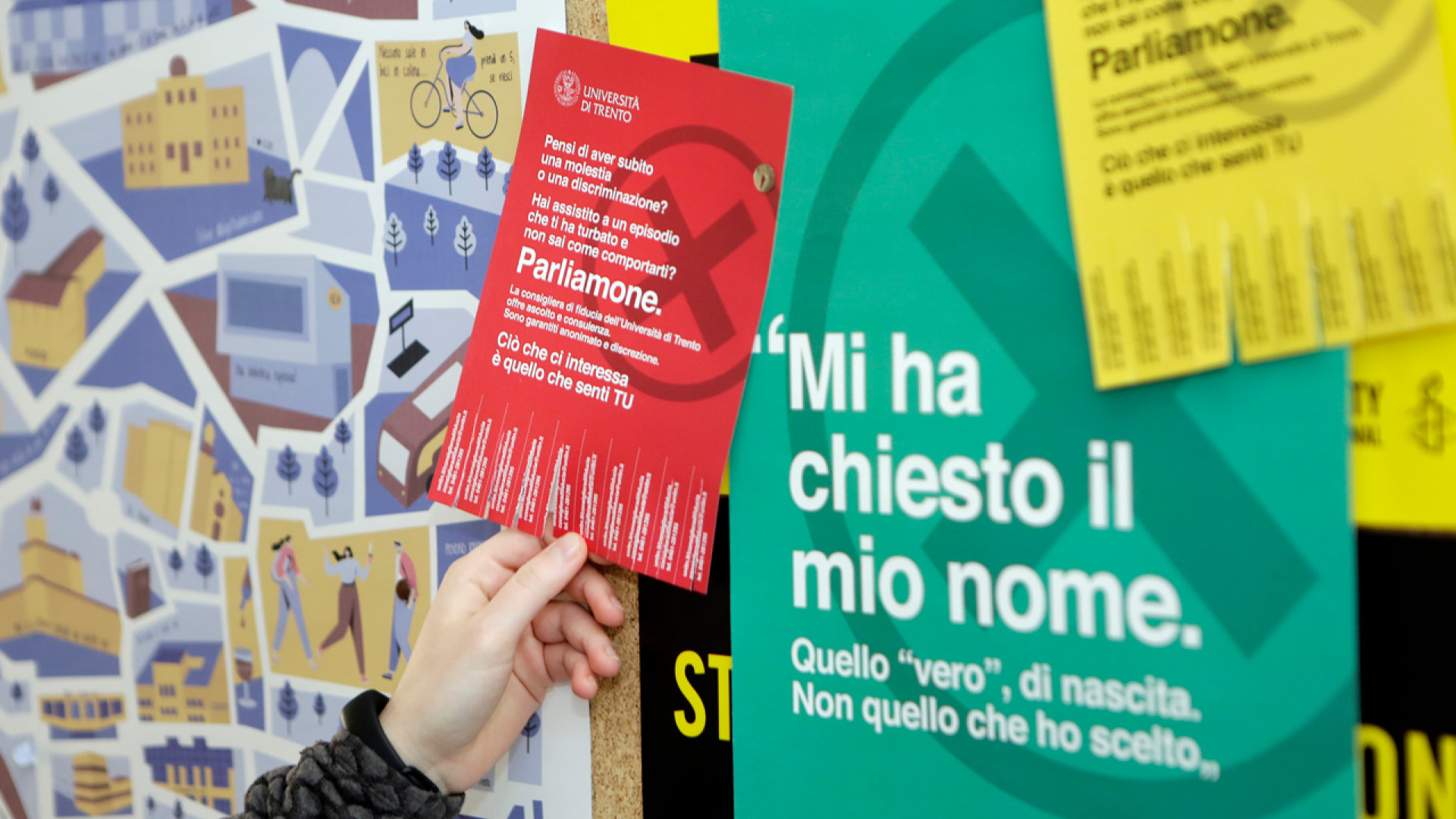 bacheca con poster finiscequi campagna contro le molestie