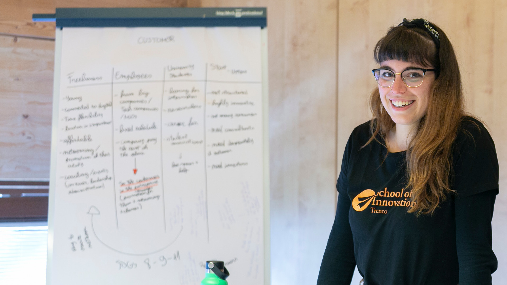 studentessa con t-shirt School of Innovation