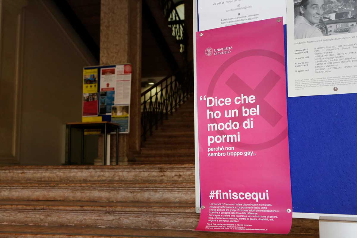 foto locandina campagna UniTrento contro le molestie #finiscequi