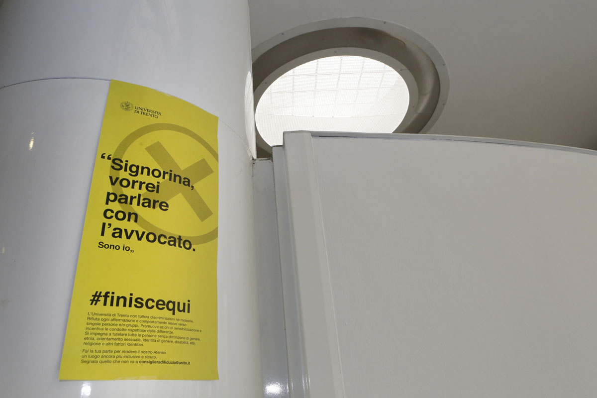 foto locandina campagna UniTrento contro le molestie #finiscequi