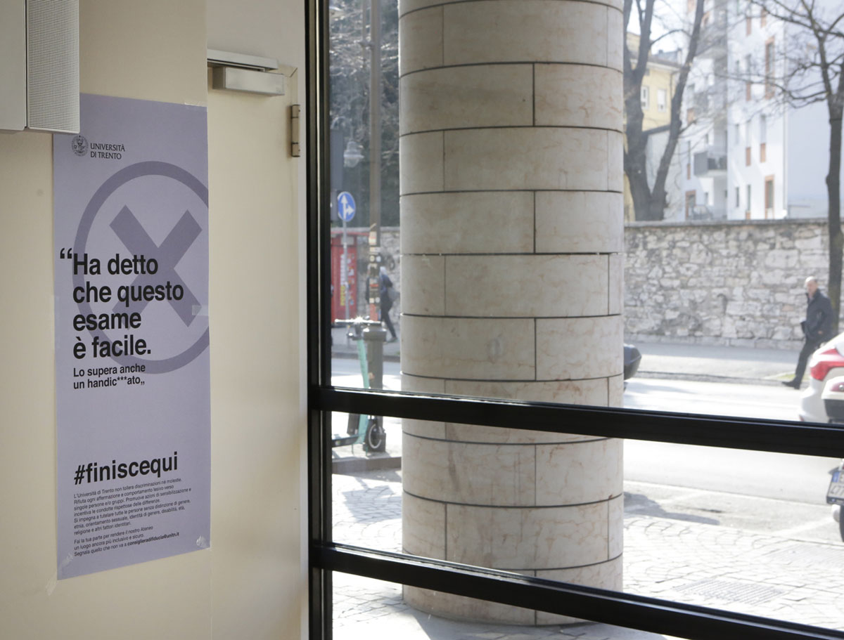 foto locandina campagna UniTrento contro le molestie #finiscequi