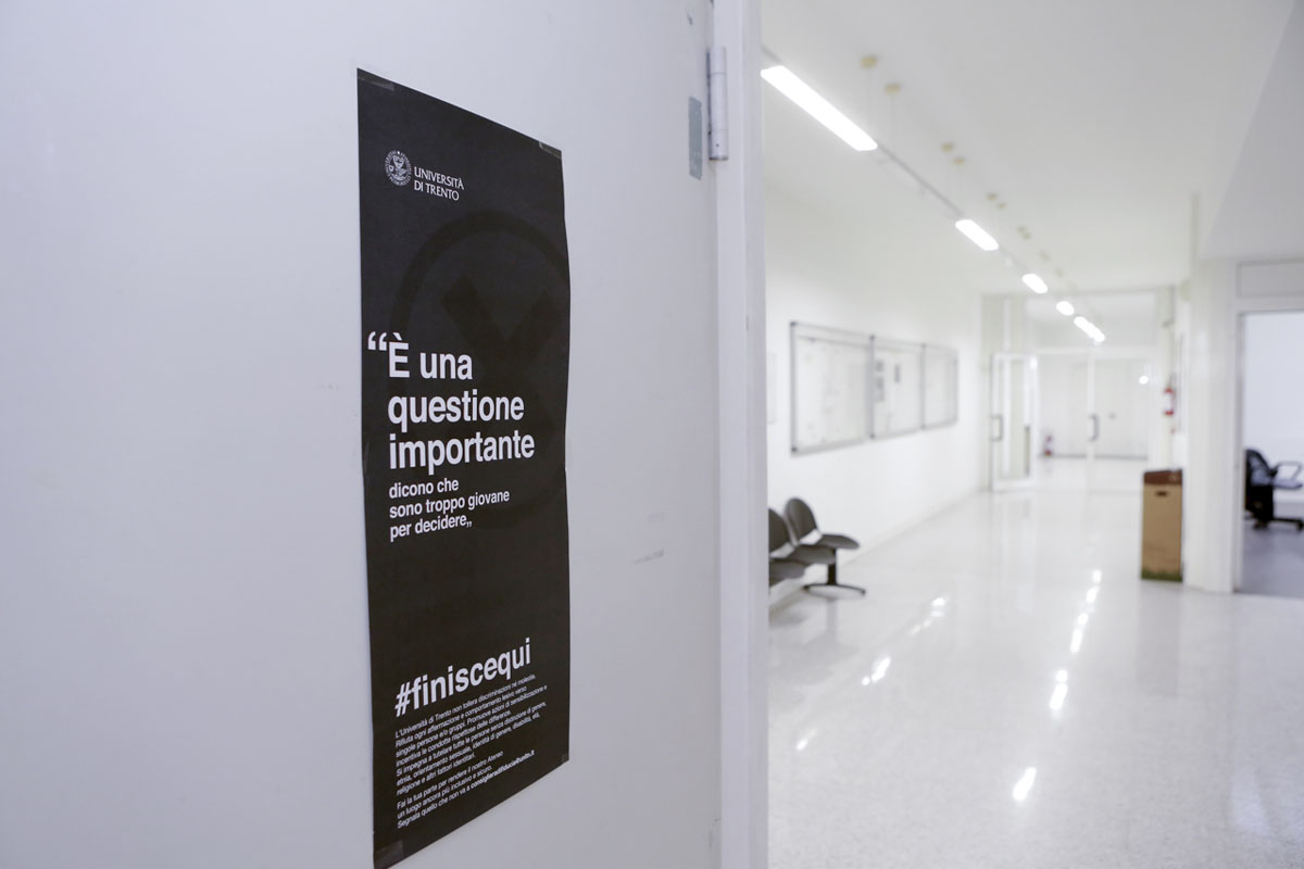 foto locandina campagna UniTrento contro le molestie #finiscequi