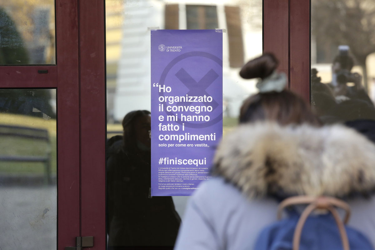 foto locandina campagna UniTrento contro le molestie #finiscequi