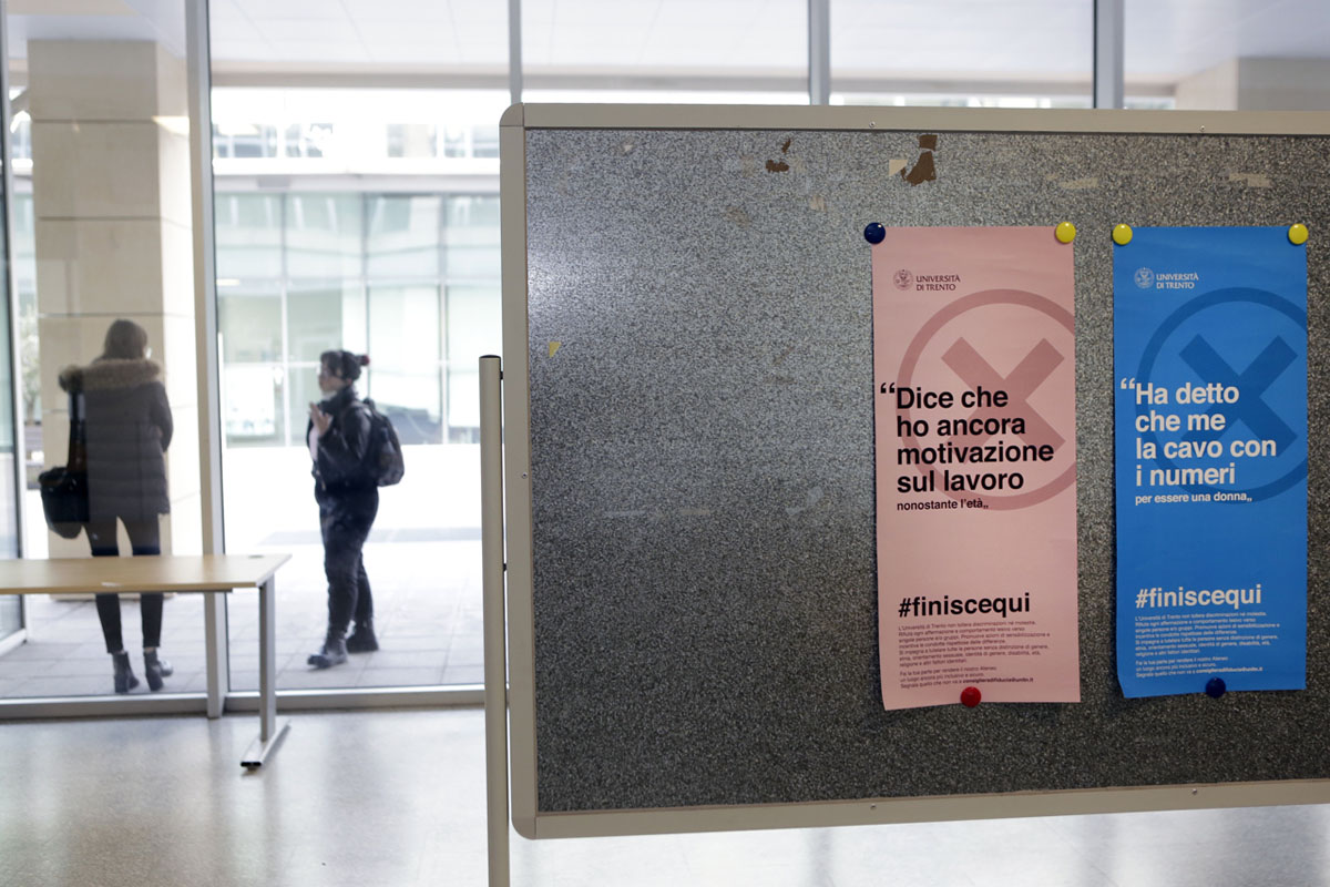 foto locandina campagna UniTrento contro le molestie #finiscequi