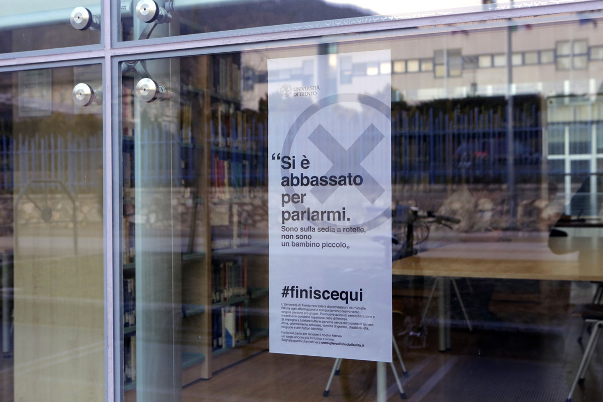 foto locandina campagna UniTrento contro le molestie #finiscequi