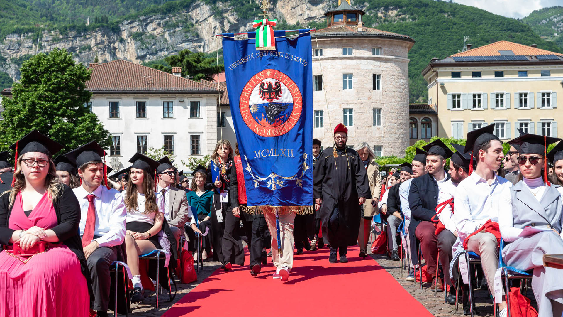 gonfalone Università di Trento, corteo in Piazza fiera