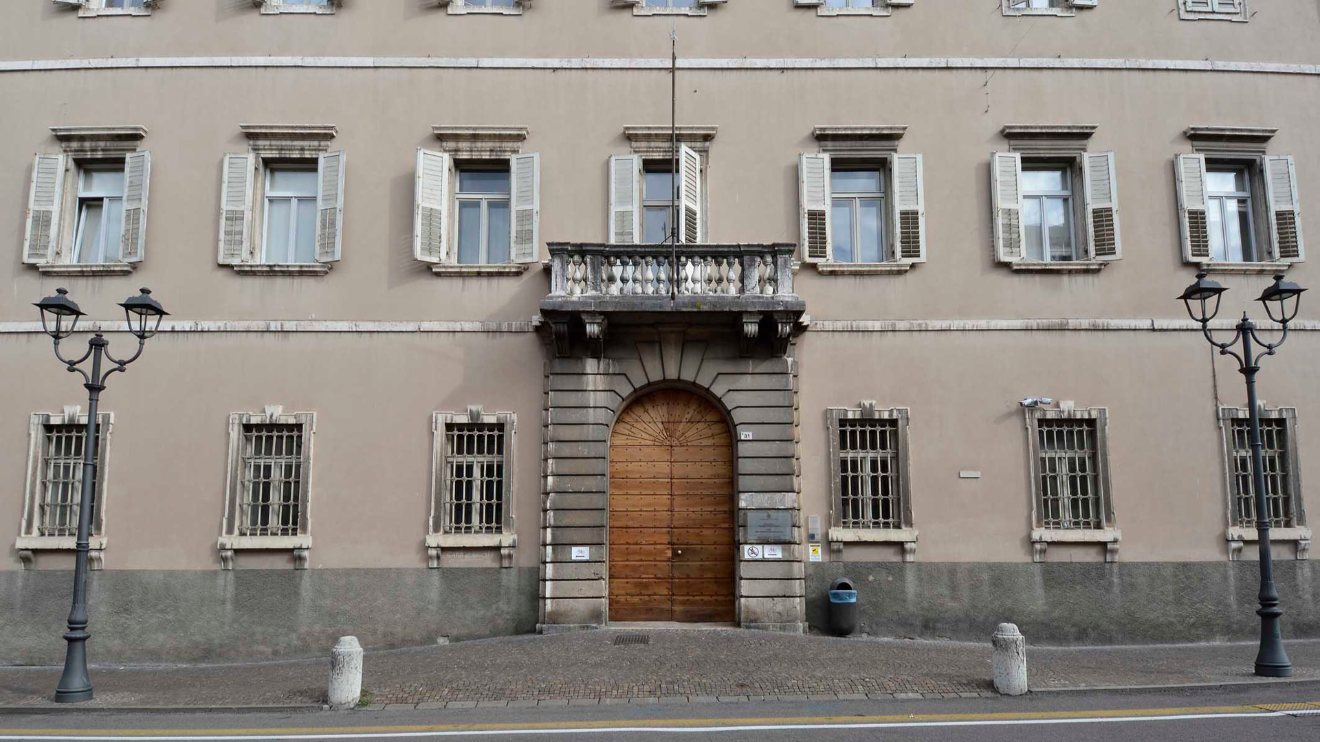 Facciata con portone di ingresso di Palazzo Fedrigotti