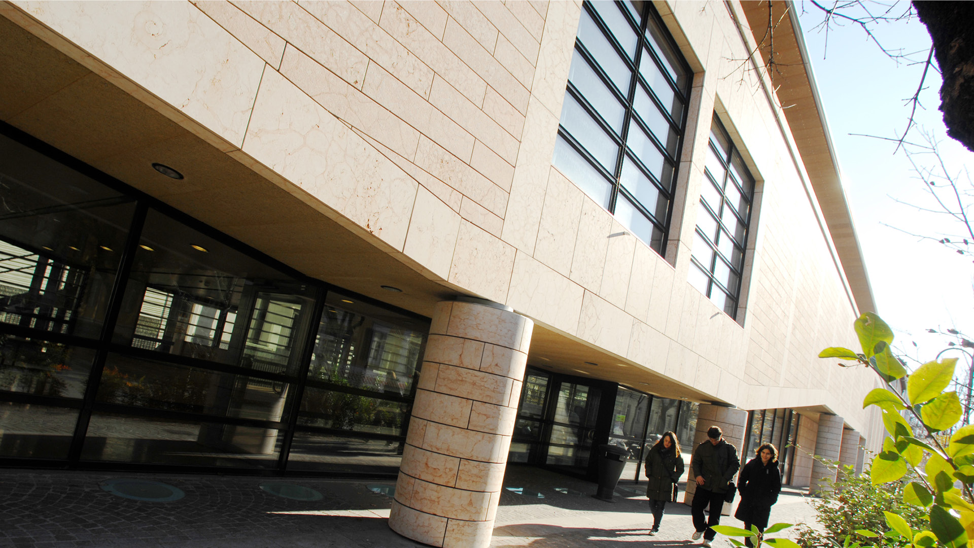 Facciata laterale Palazzo di Giurisprudenza con persone in lontananza