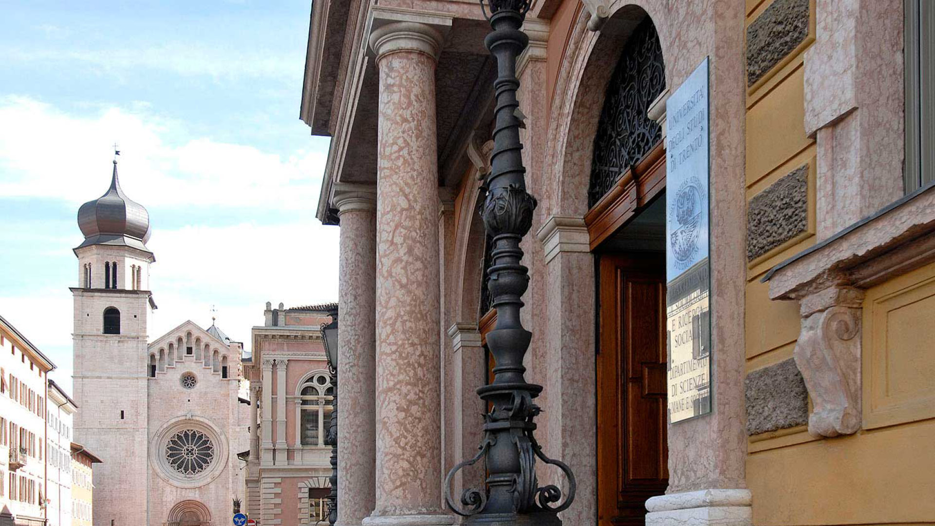 Colonne di ingresso di Palazzo di Sociologia viste di scorcio con Duomo in lontananza