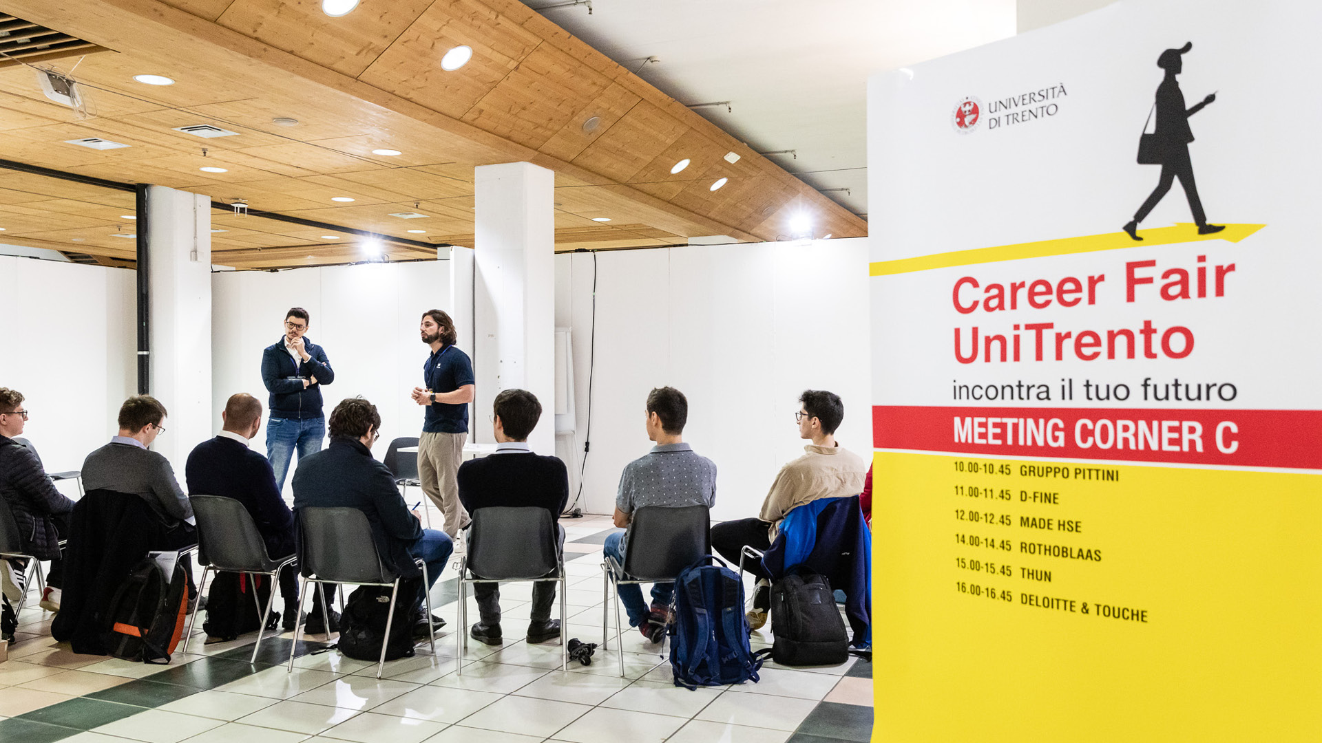 career fair 2024 persone sedute durante un meeting corner