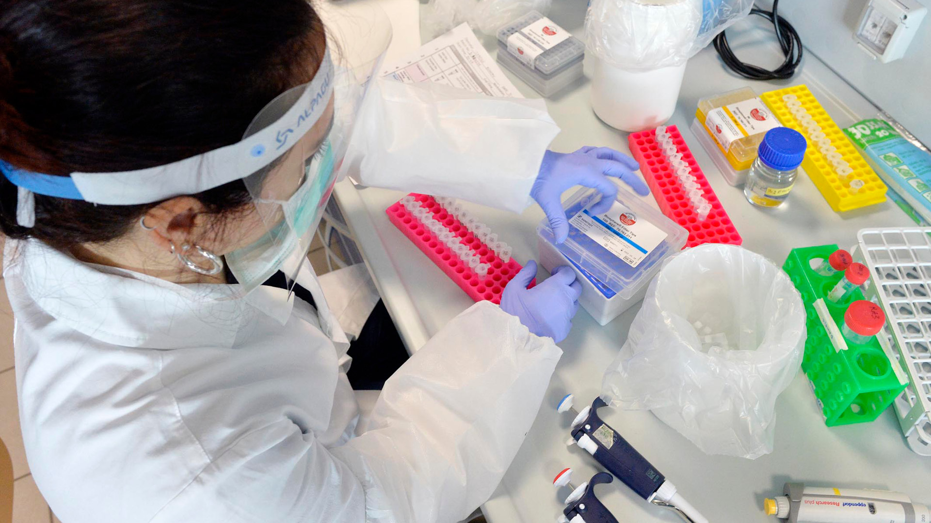 Test tamponi COVID 19 Laboratorio CIBIO, ricercatrice con strmentazione