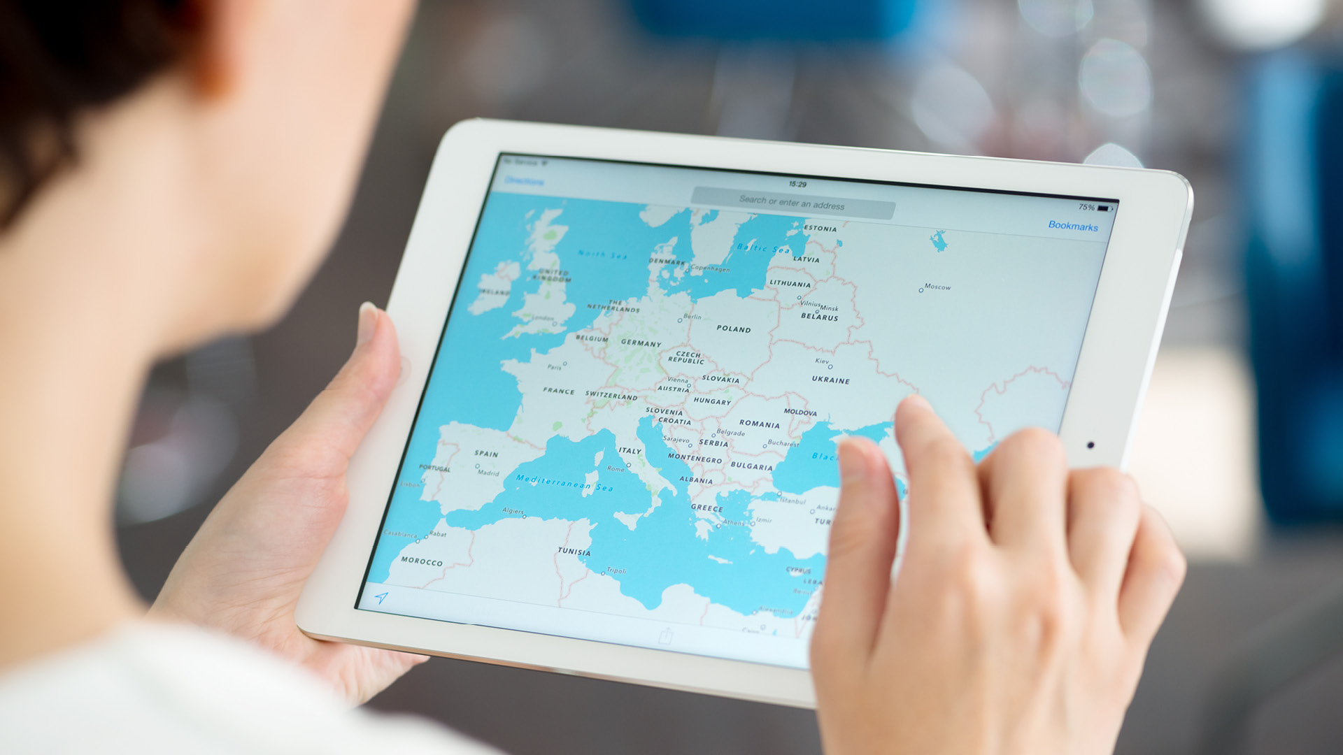mani con tablet che mostra mappa Europa
