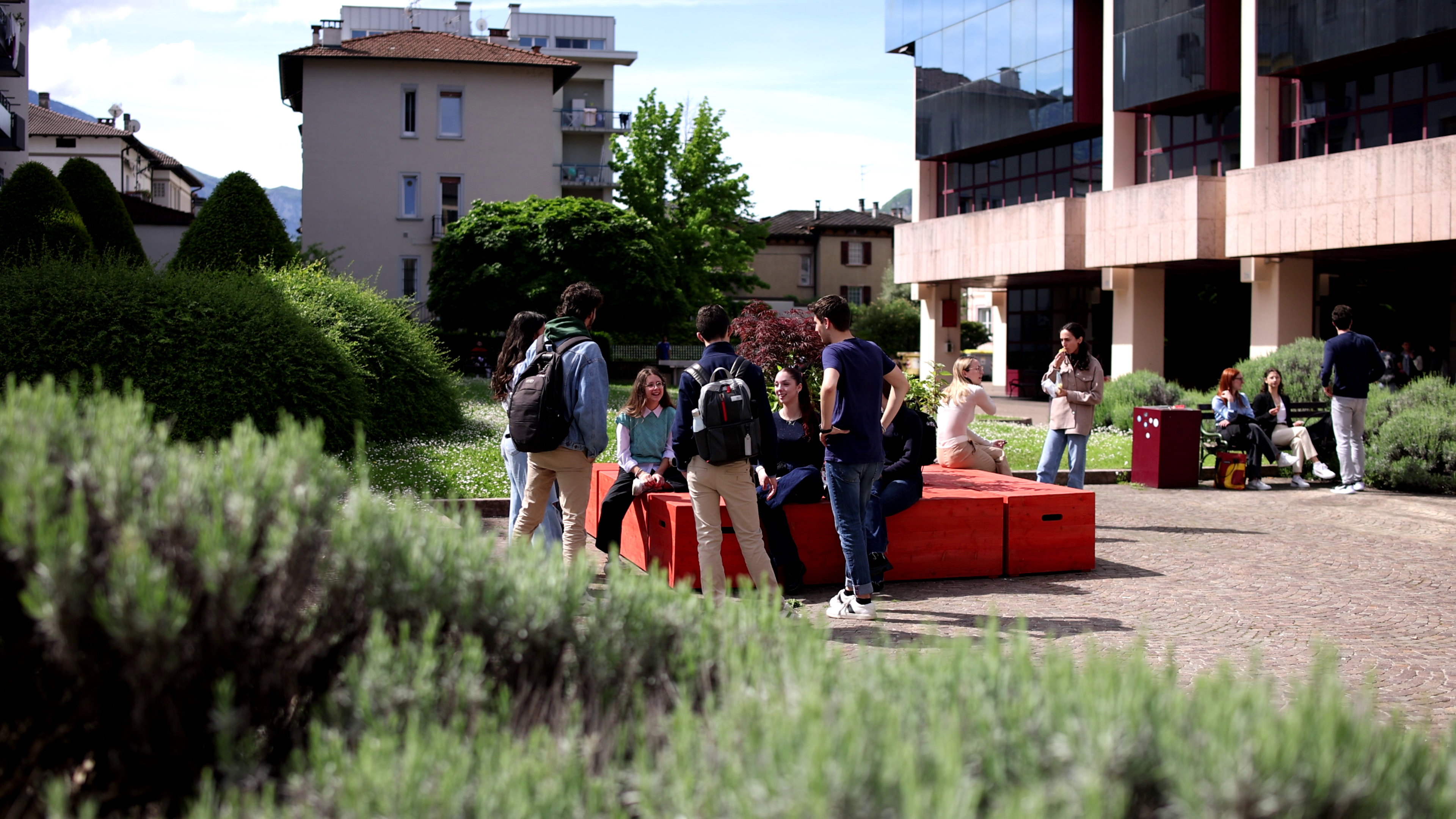 Vista della panchina rossa con studenti nel cortile interno di Palazzo di Economia