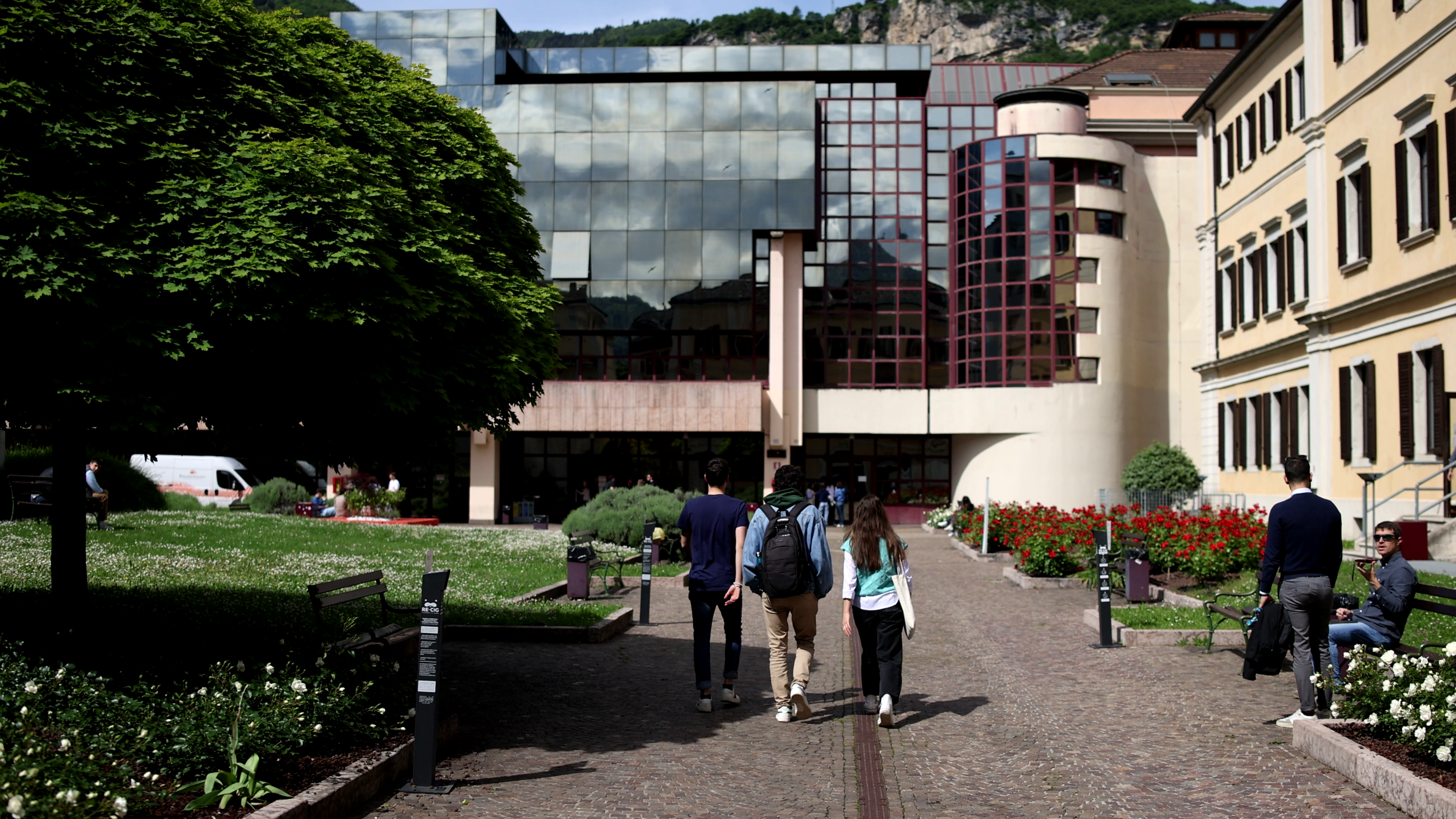 cortile interno di Palazzo di Economia con studenti di spalle