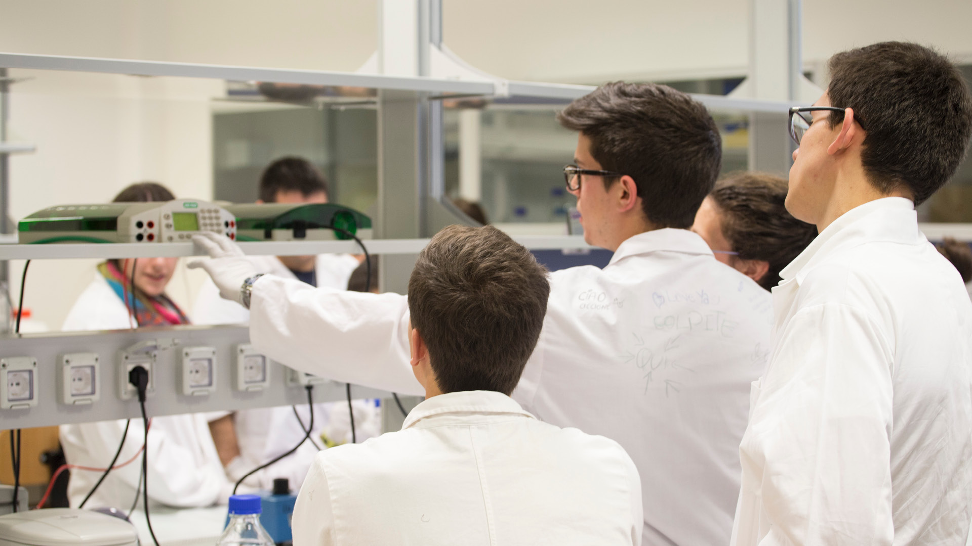 studenti in camice in laboratorio cibio