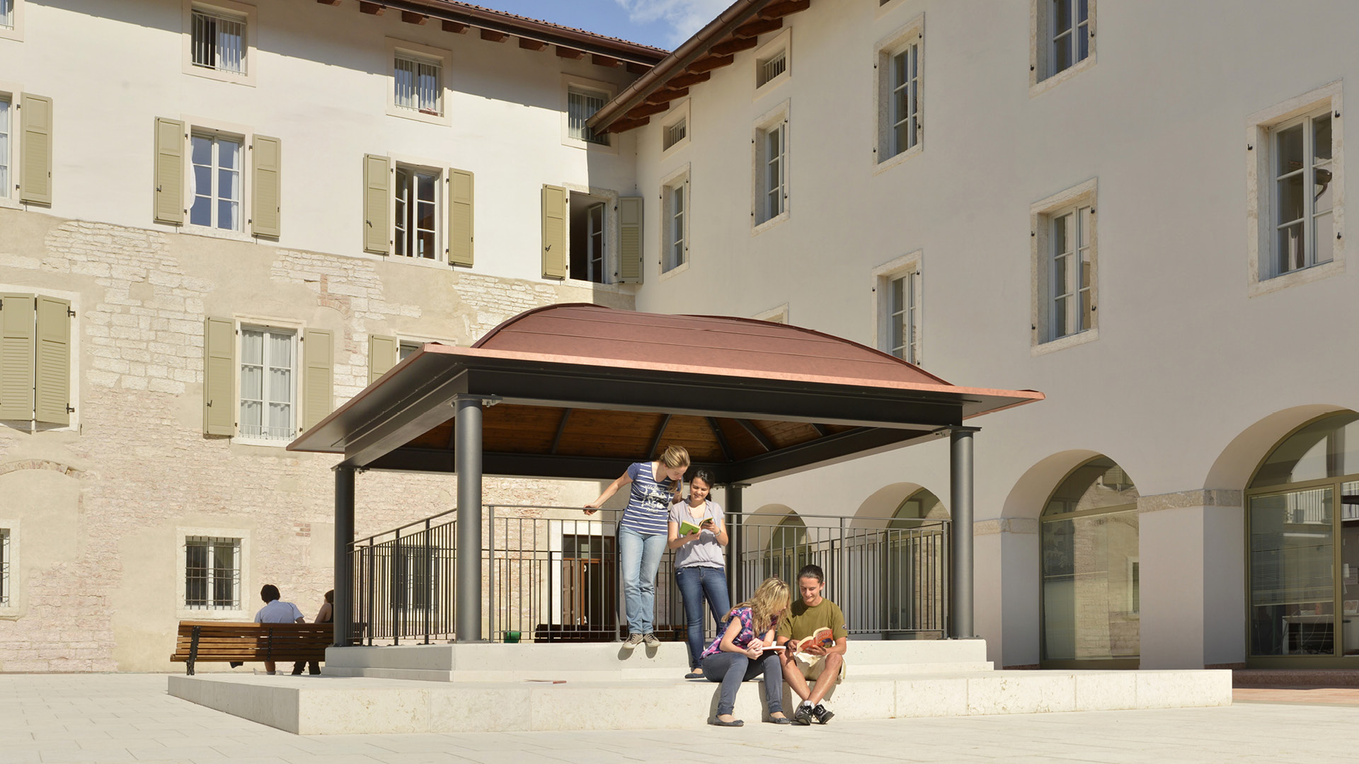 Chiosco Collegio Clesio con studenti