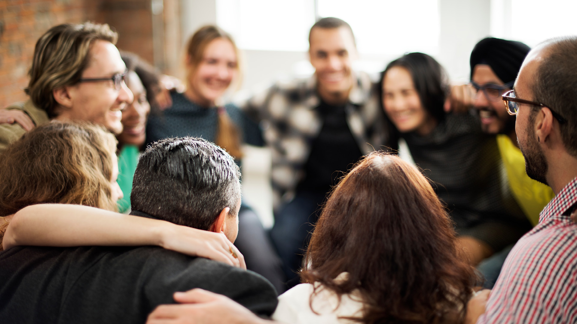 gruppo di persone in cerchio sorridenti