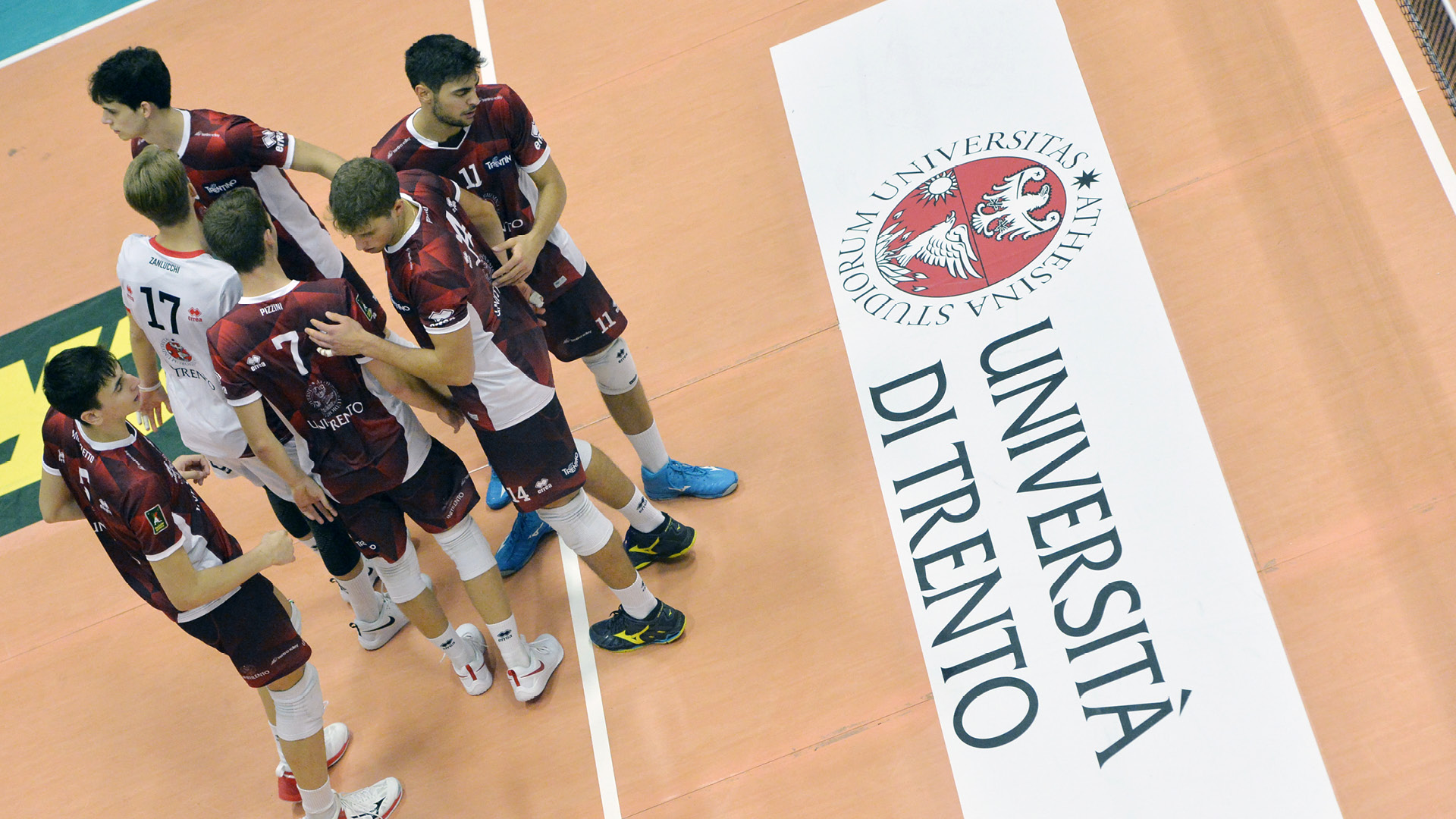 ragazzi Unitrento Volley pavimentazione con logo Unitrento