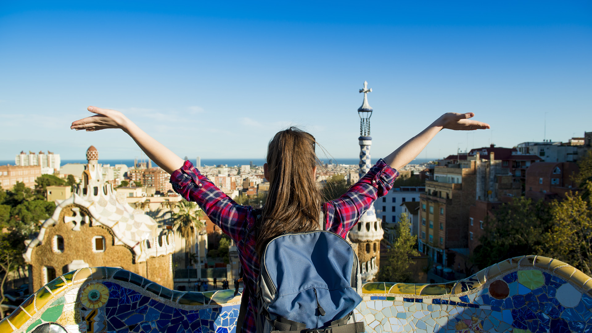 studentessa di schiena con braccia alzate, panorama Barcellona