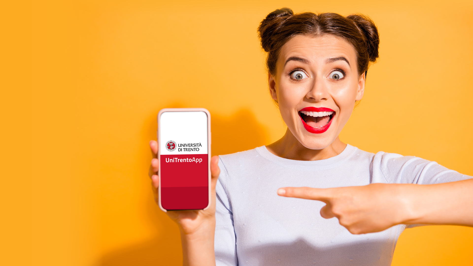 immagine promozionale unitrento app, ragazza con smartphone