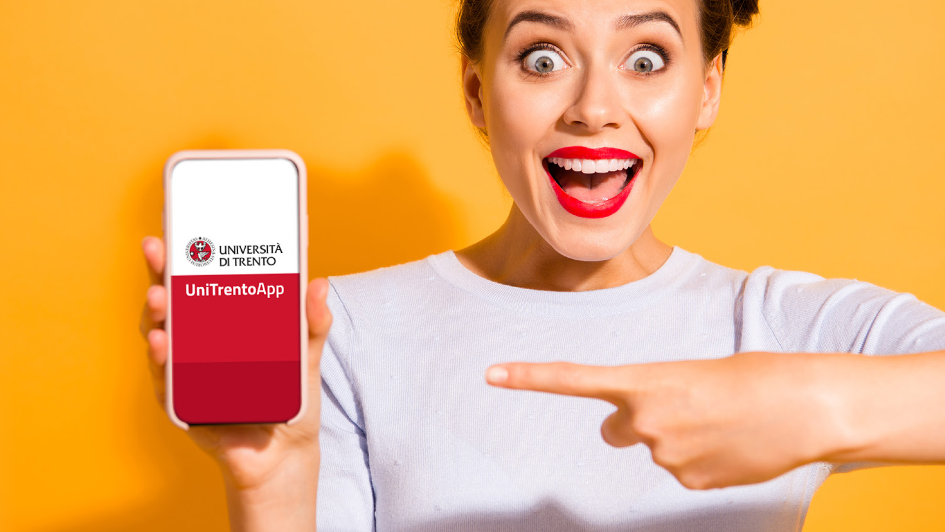 immagine promozionale unitrento app, ragazza con smartphone