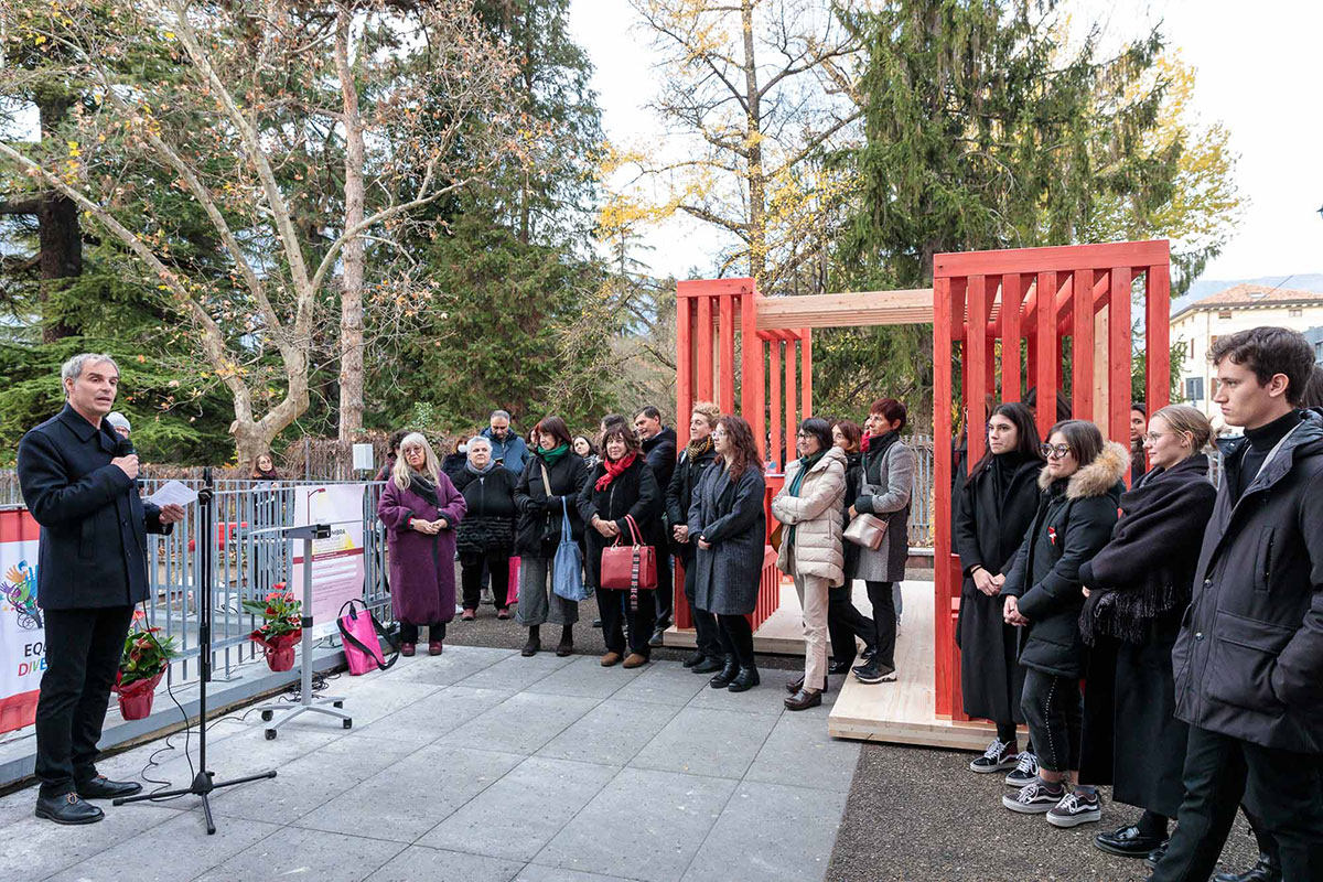 Gruppo di persone, inaugurazione delle panchine rosse a Scienze Cognitive - evento 2022 Fuori dall’ombra, Panchine rosse 