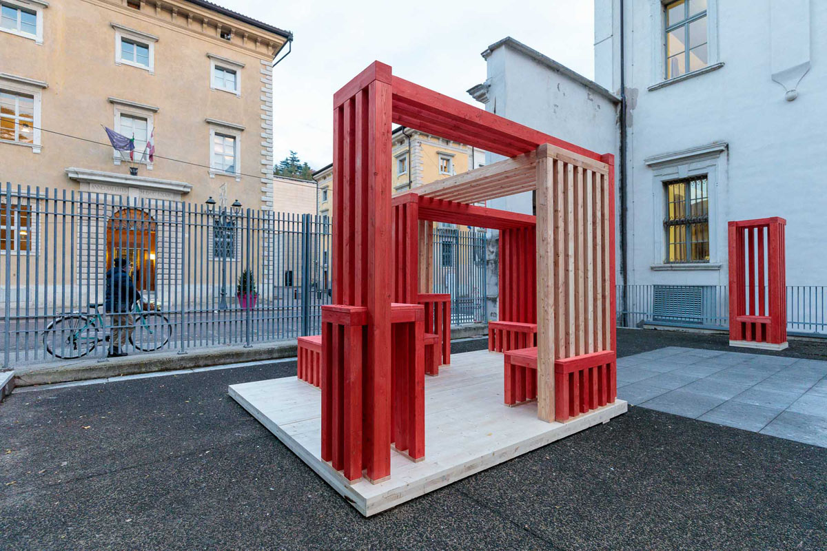 Le panchine rosse, cortile esterno del Dipartimento di Psicologia e Scienze Cognitive