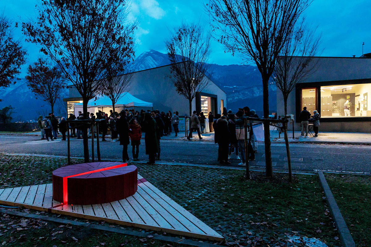 vista serale della panchina rossa con illuminazione interna colorata