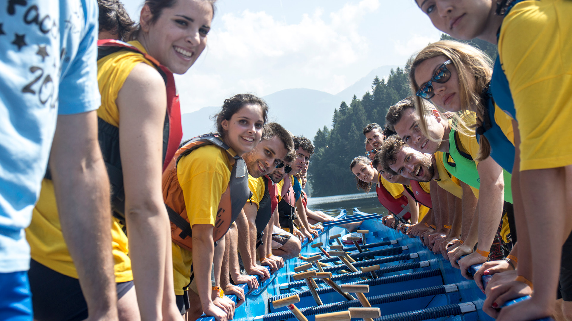 ragazzi sorridenti con dragonboat