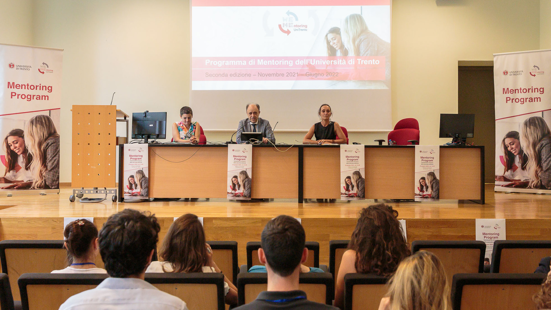tavolo e partecipanti di schiena. Aula Kessler, Facoltà di Sociologia