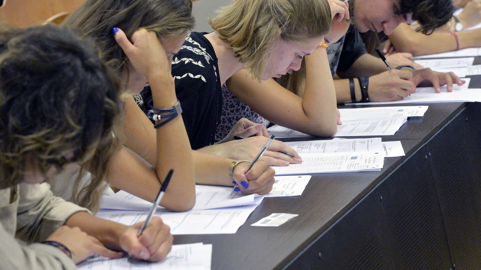 ragazzi che scrivono durante test d'ingresso