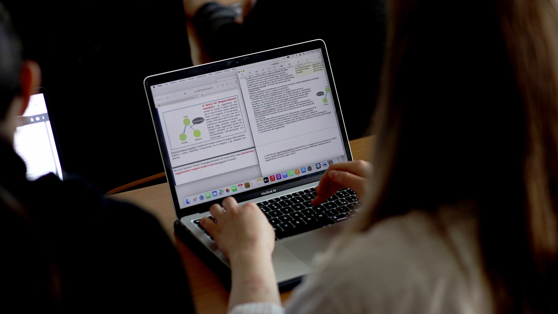 ragazza che scrive al computer