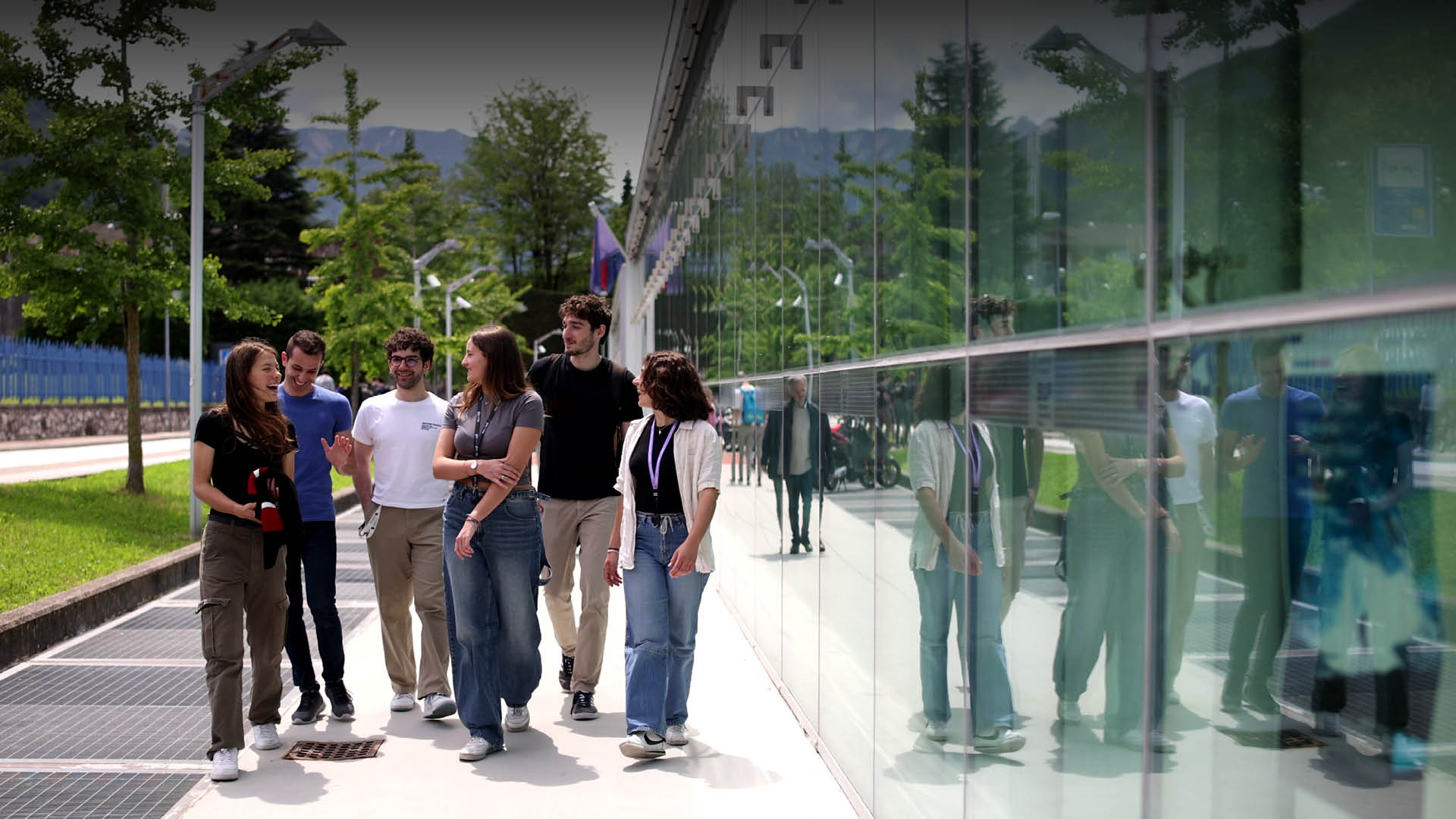 studenti sorridenti camminano presso Polo Ferrari