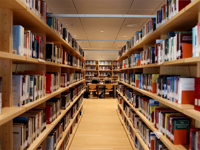 Scaffali libri biblioteca