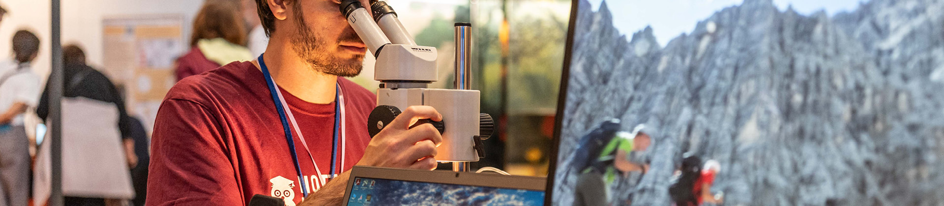 ricercatore al microscopio