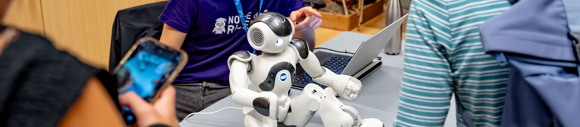 piccolo robot seduto sopra ad un tavolo