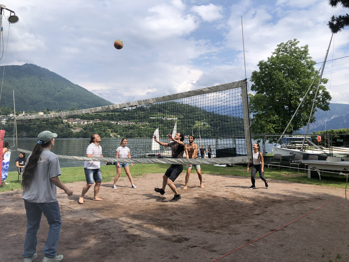 Partecipanti che giocano a beach volley