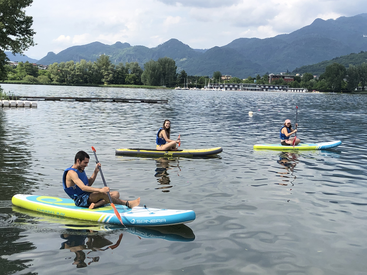 Partecipanti che vanno con il sup sul lago di Caldonazzo