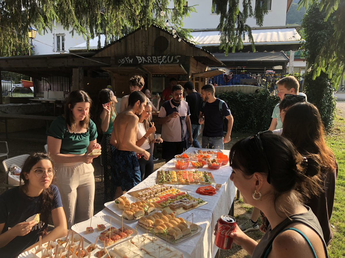 Partecipanti che mangiano al buffet