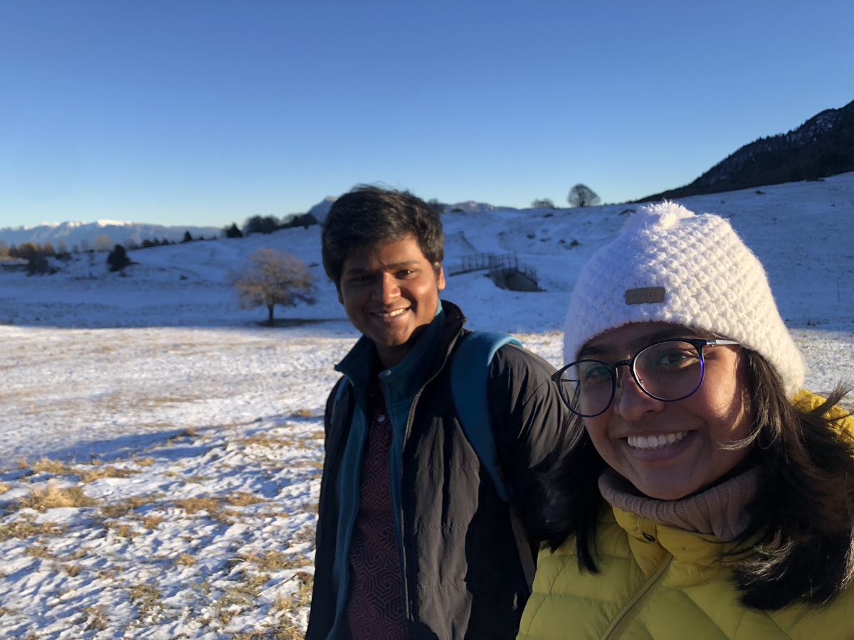 Uomo e donna che sorridono in vestiti invernali sulla neve del Monte Bondone