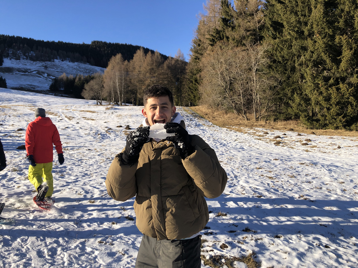 Ragazzo che gioca con la neve ghiacciata