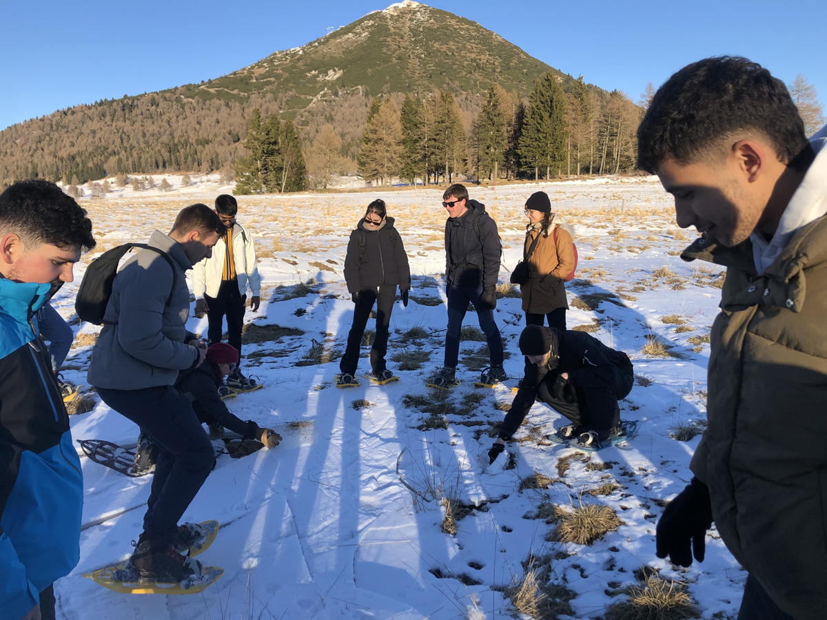 Partecipanti che osservano la neve sul Monte Bondone